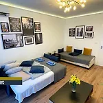 Little Americas Ring Apartment *